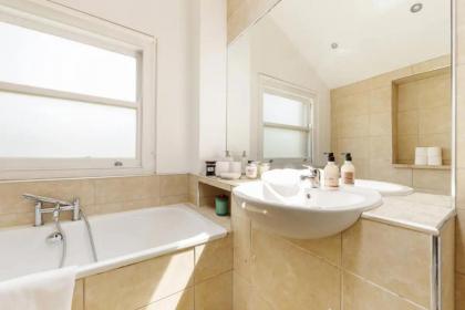 Charming 3BD Flat - 5 Minutes to Victoria Park - image 19