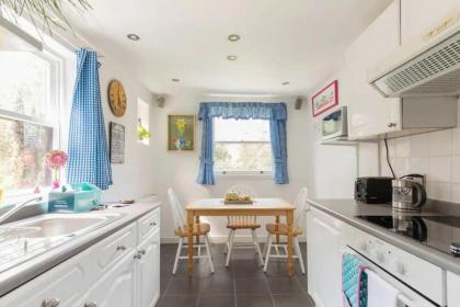 Charming 3BD Flat - 5 Minutes to Victoria Park - image 2