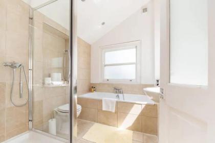 Charming 3BD Flat - 5 Minutes to Victoria Park - image 20