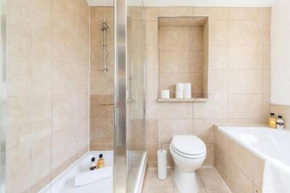 Charming 3BD Flat - 5 Minutes to Victoria Park - image 3
