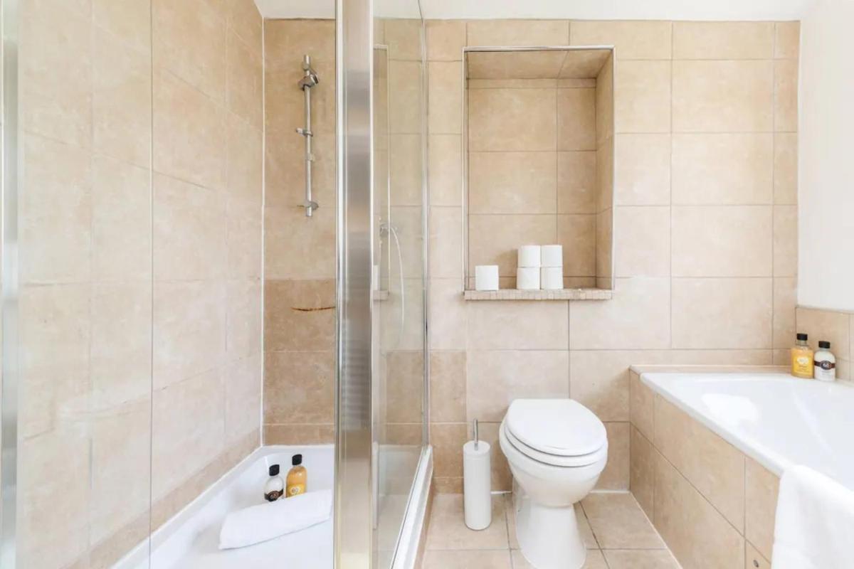 Charming 3BD Flat - 5 Minutes to Victoria Park - image 3