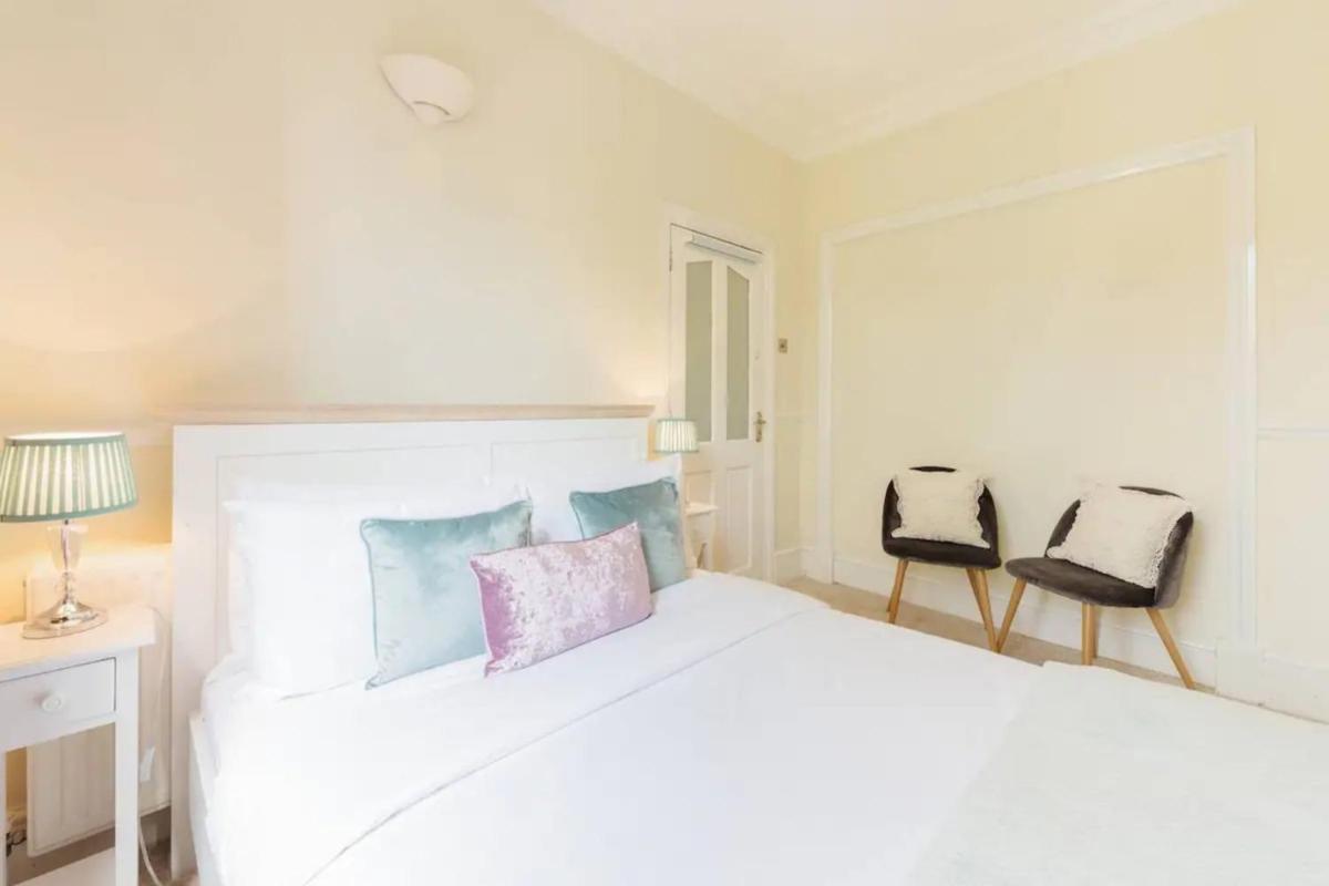 Charming 3BD Flat - 5 Minutes to Victoria Park - image 4
