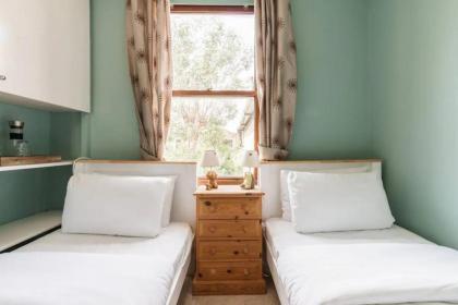 Charming 3BD Flat - 5 Minutes to Victoria Park - image 5