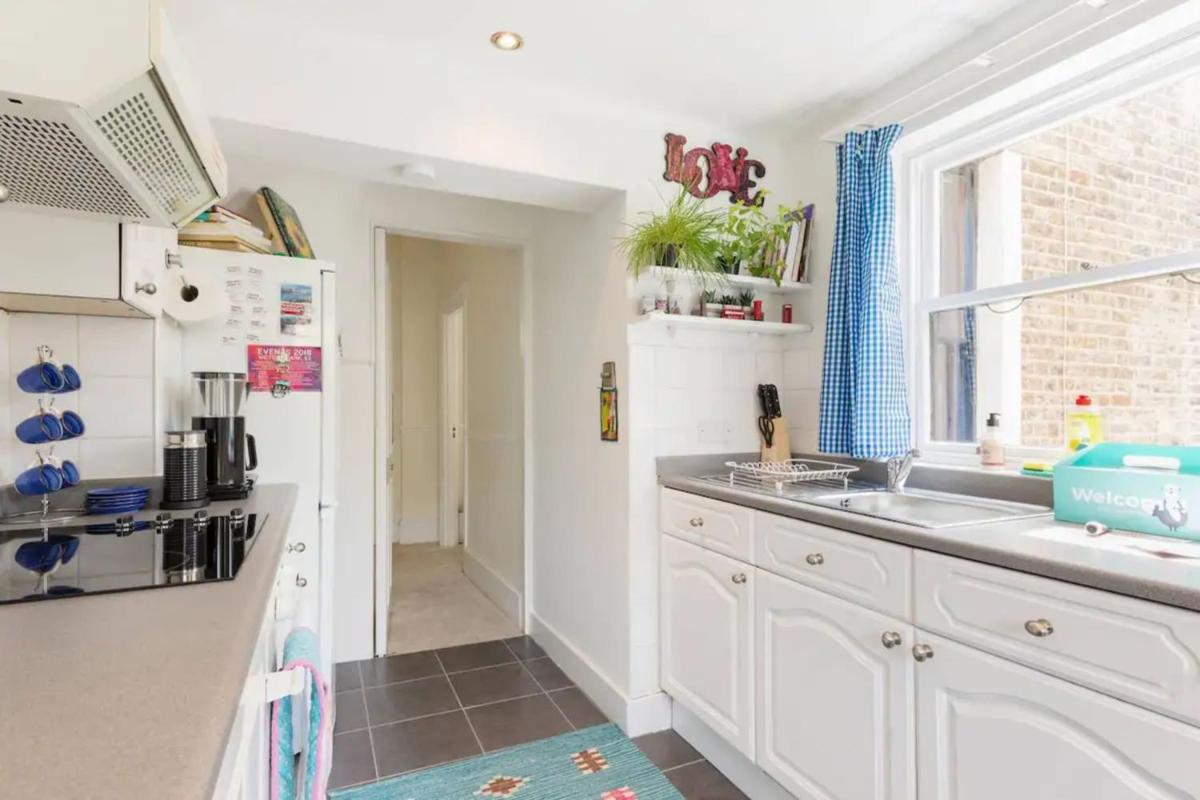 Charming 3BD Flat - 5 Minutes to Victoria Park - image 6