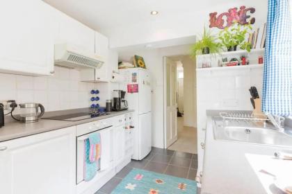 Charming 3BD Flat - 5 Minutes to Victoria Park - image 7