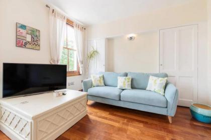 Charming 3BD Flat - 5 Minutes to Victoria Park - image 8