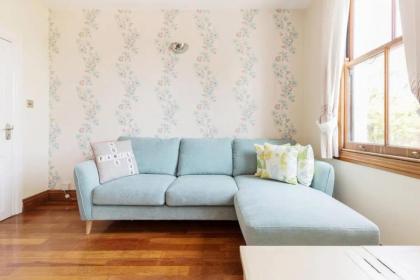Charming 3BD Flat - 5 Minutes to Victoria Park - image 9