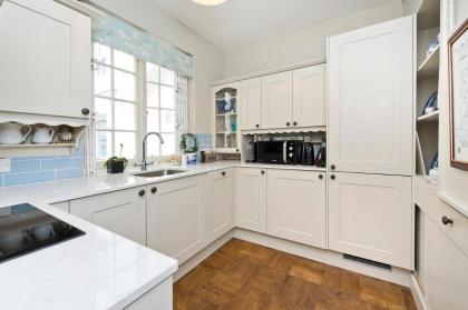 Veeve - Mews & Blues - image 6