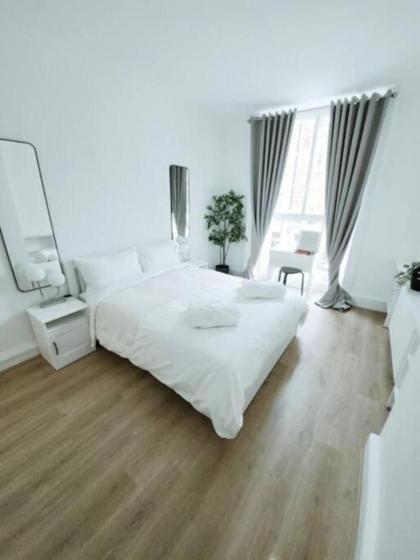 Prime London Living 2-Bedroom Beauty! - image 22
