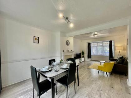 Modern 4 Bed Romford Home - Free Parking