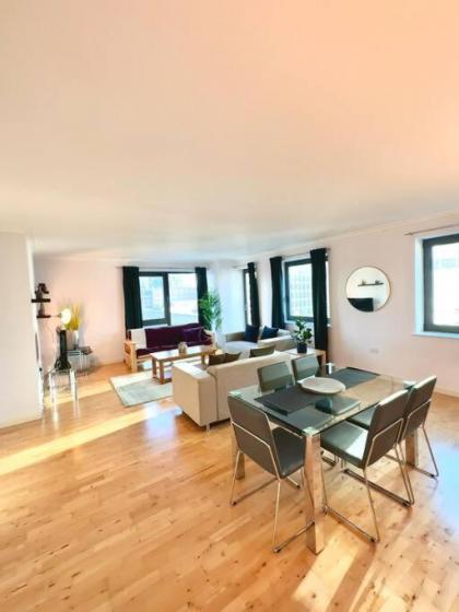 Spacious Two Bedroom Apartment - image 3