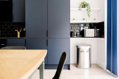 Urban Luxury 4-Bed Retreat Explore And Relax - image 13