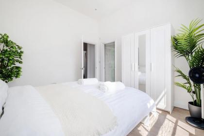 Urban Luxury 4-Bed Retreat Explore And Relax - image 15