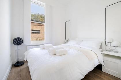Urban Luxury 4-Bed Retreat Explore And Relax - image 16