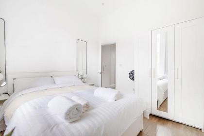 Urban Luxury 4-Bed Retreat Explore And Relax - image 19