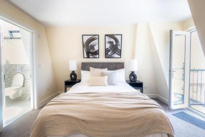 Three Bedroom Apartment with balcony close to tube stations Emirates Stadium and London Metropolitan University