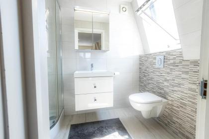 Three Bedroom Apartment with balcony close to tube stations Emirates Stadium and London Metropolitan University - image 10