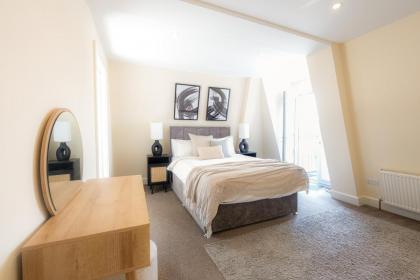 Three Bedroom Apartment with balcony close to tube stations Emirates Stadium and London Metropolitan University - image 2