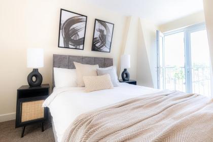 Three Bedroom Apartment with balcony close to tube stations Emirates Stadium and London Metropolitan University - image 3