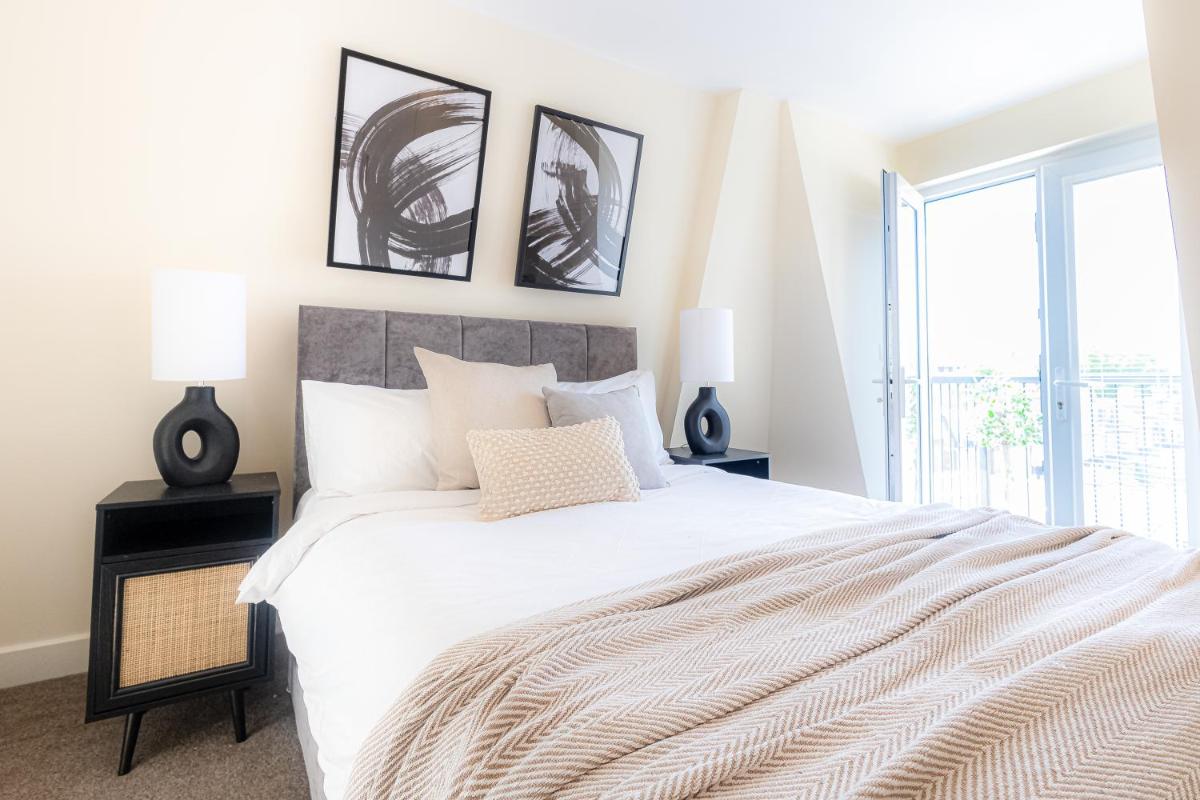 Three Bedroom Apartment with balcony close to tube stations Emirates Stadium and London Metropolitan University - image 3