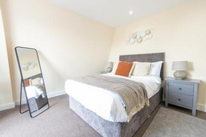Three Bedroom Apartment with balcony close to tube stations Emirates Stadium and London Metropolitan University - image 4