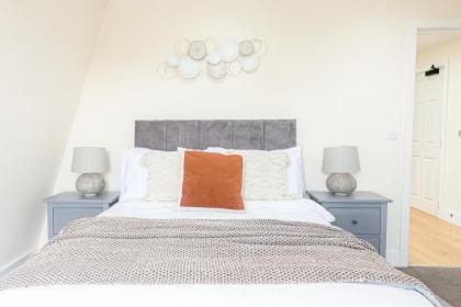 Three Bedroom Apartment with balcony close to tube stations Emirates Stadium and London Metropolitan University - image 5