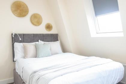 Three Bedroom Apartment with balcony close to tube stations Emirates Stadium and London Metropolitan University - image 6