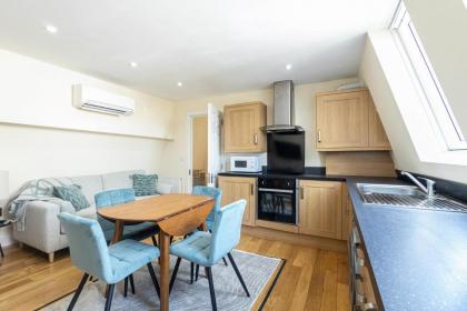 Three Bedroom Apartment with balcony close to tube stations Emirates Stadium and London Metropolitan University - image 7