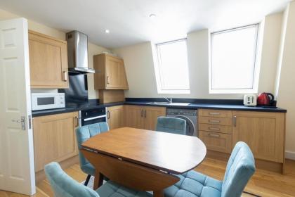 Three Bedroom Apartment with balcony close to tube stations Emirates Stadium and London Metropolitan University - image 8