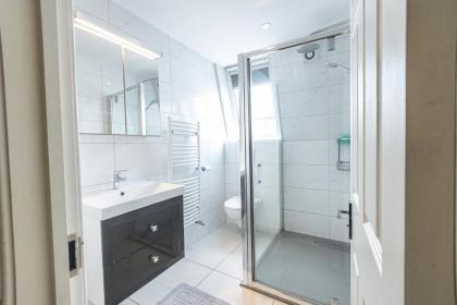 Three Bedroom Apartment with balcony close to tube stations Emirates Stadium and London Metropolitan University - image 9