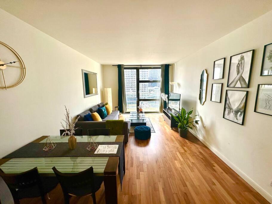 Entire 1 bed Apartment with private Balcony - image 2