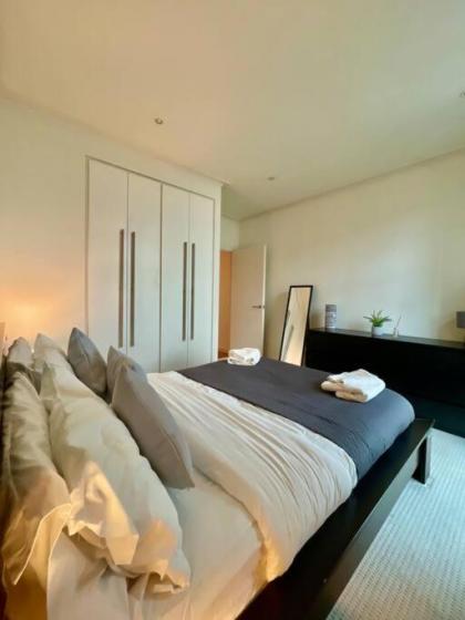 Entire 1 bed Apartment with private Balcony - image 9