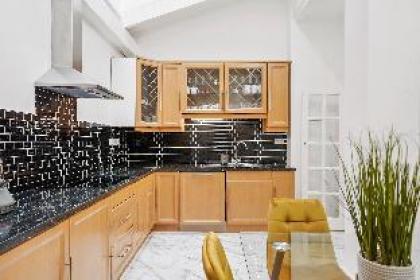 Spacious & Comfy Home near Hyde Park - image 11