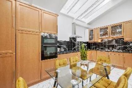 Spacious & Comfy Home near Hyde Park - image 16