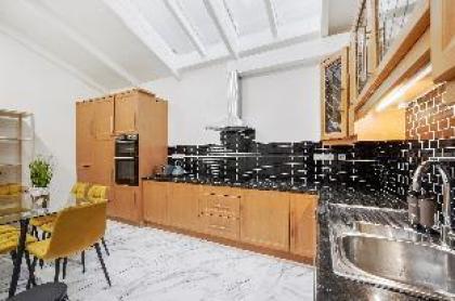 Spacious & Comfy Home near Hyde Park - image 17