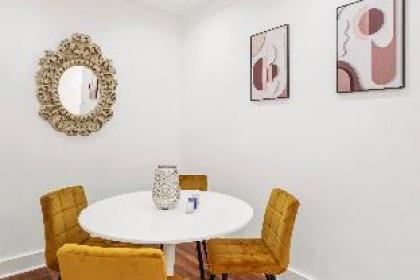 Spacious & Comfy Home near Hyde Park - image 5