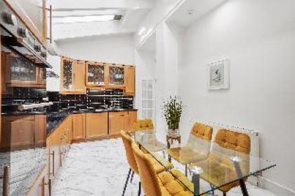 Spacious & Comfy Home near Hyde Park - image 6