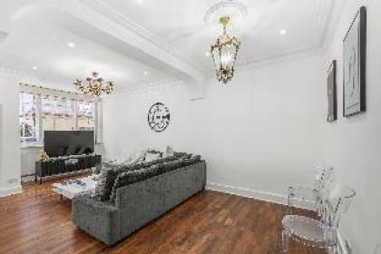 Spacious & Comfy Home near Hyde Park - image 8