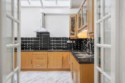 Spacious & Comfy Home near Hyde Park - image 9