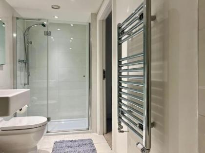 Stylish 2-Bed In Central Wembley Ideal For Families Leisure & Business - image 10