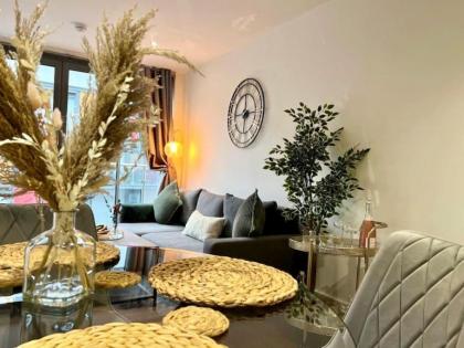 Stylish 2-Bed In Central Wembley Ideal For Families Leisure & Business - image 11