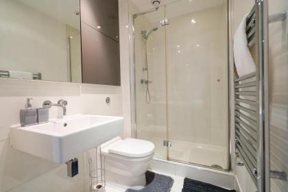 Stylish 2-Bed In Central Wembley Ideal For Families Leisure & Business - image 16