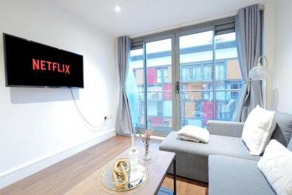 Stylish 2-Bed In Central Wembley Ideal For Families Leisure & Business - image 19