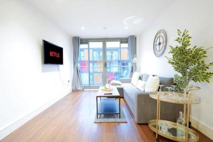 Stylish 2-Bed In Central Wembley Ideal For Families Leisure & Business - image 2