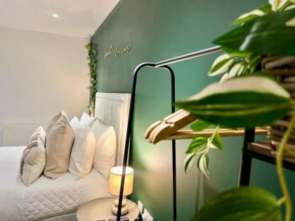 Stylish 2-Bed In Central Wembley Ideal For Families Leisure & Business - image 20