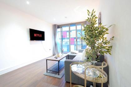 Stylish 2-Bed In Central Wembley Ideal For Families Leisure & Business - image 3