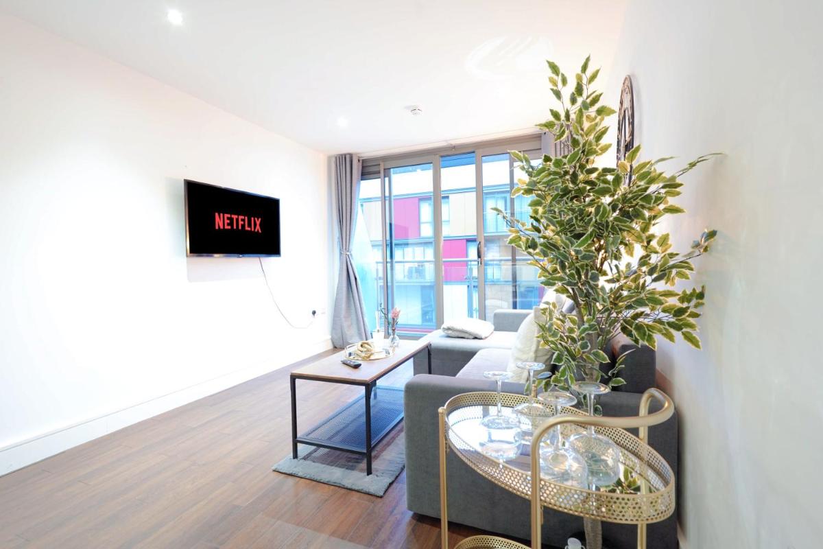Stylish 2-Bed In Central Wembley Ideal For Families Leisure & Business - image 3