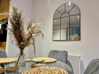 Stylish 2-Bed In Central Wembley Ideal For Families Leisure & Business - image 6
