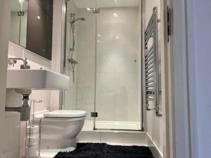 Stylish 2-Bed In Central Wembley Ideal For Families Leisure & Business - image 8