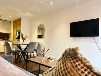 Stylish 2-Bed In Central Wembley Ideal For Families Leisure & Business - image 9